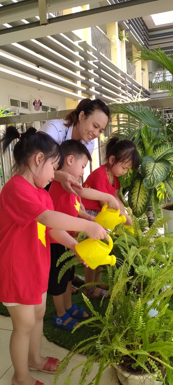 2 Bé chăm sóc cây xanh MN Van Bao