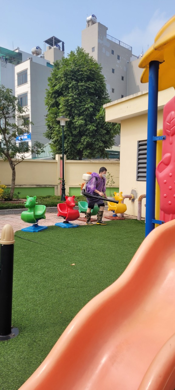 TRƯỜNG MẦM NON VẠN BẢO TỔ CHỨC PHUN THUỐC MUỖI PHÒNG CHỐNG DỊCH BỆNH SỐT XUẤT HUYẾT