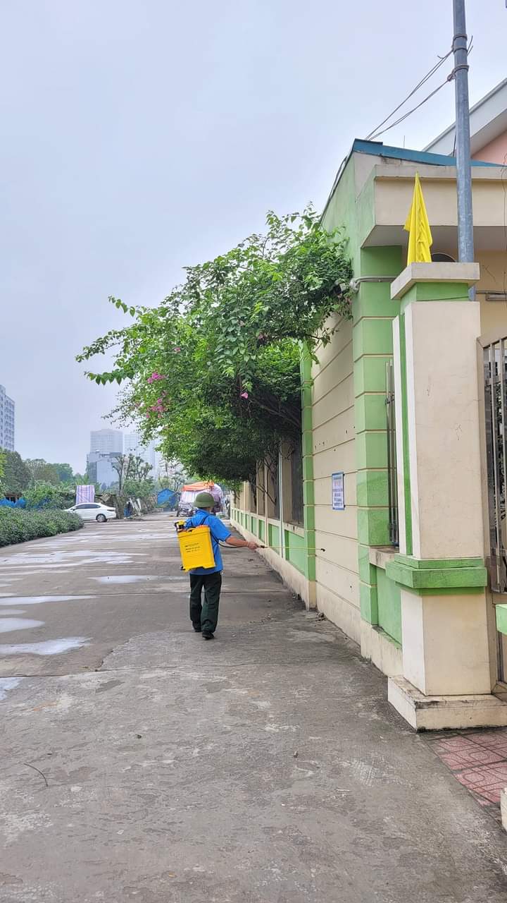 TRƯỜNG MN VẠN BẢO PHUN THUỐC MUỖI ĐỊNH KÌ PHÒNG CHỐNG DỊCH BỆNH SỐT XUẤT HUYẾT